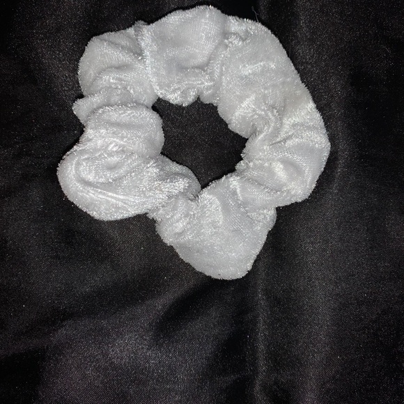 Scrunchie - Picture 5 of 6